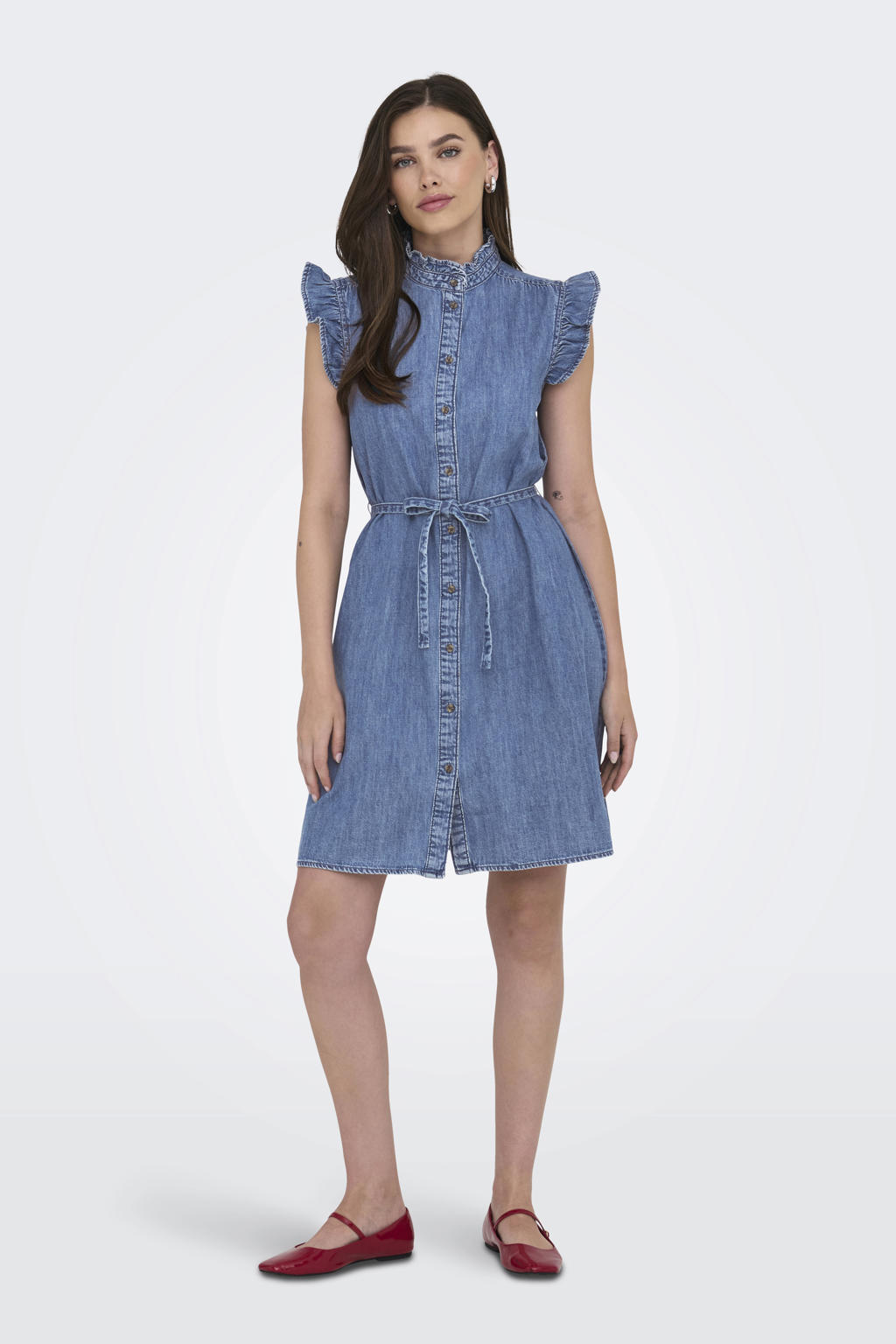 Medium blue denim dames ONLY spijkerjurk gebreid van denim met effen, korte mouwen en opstaande kraag