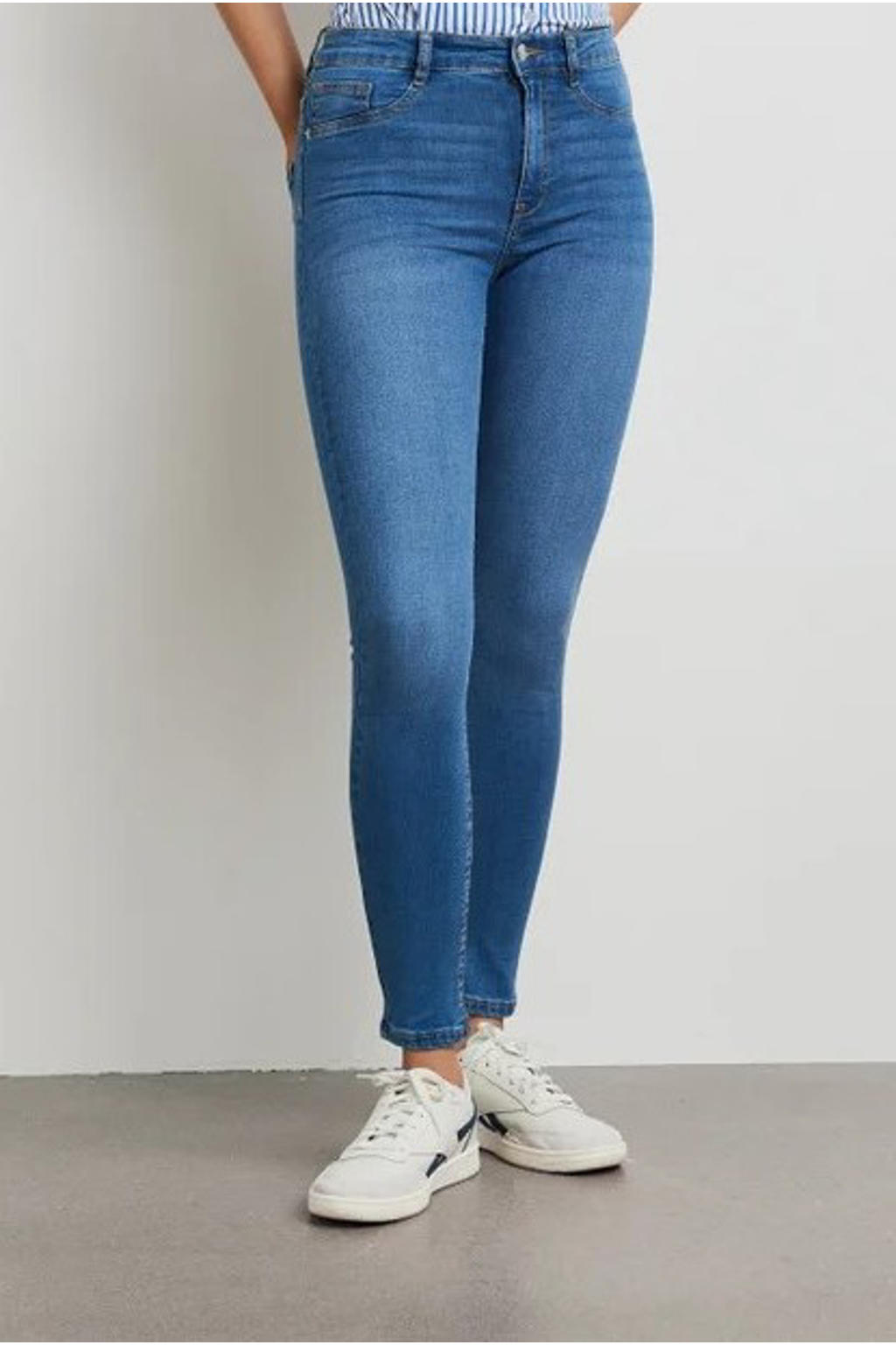 Medium blue denim dames Gina Tricot skinny jeans van denim met regular waist en effen