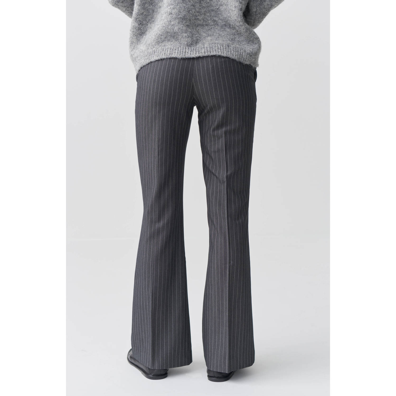 Gina Tricot flared regular waist broek grijs
