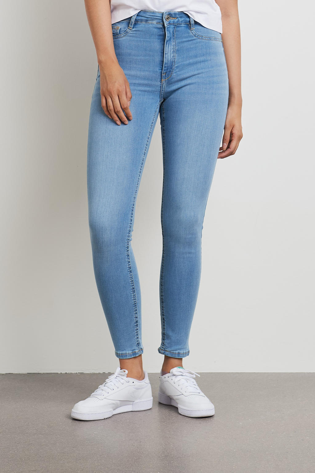 Light blue denim dames Gina Tricot skinny jeans van denim met regular waist en effen