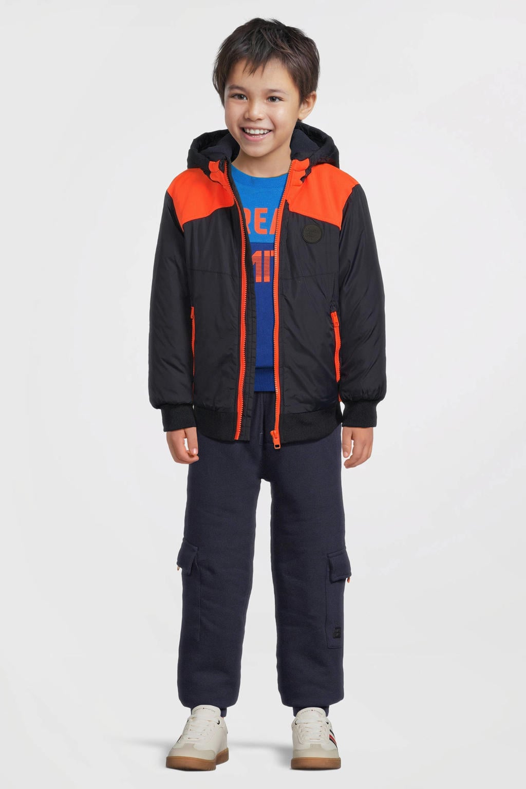 Zwart en oranje jongens Orange Stars jas detail van nylon met effen, lange mouwen, capuchon en ritssluiting