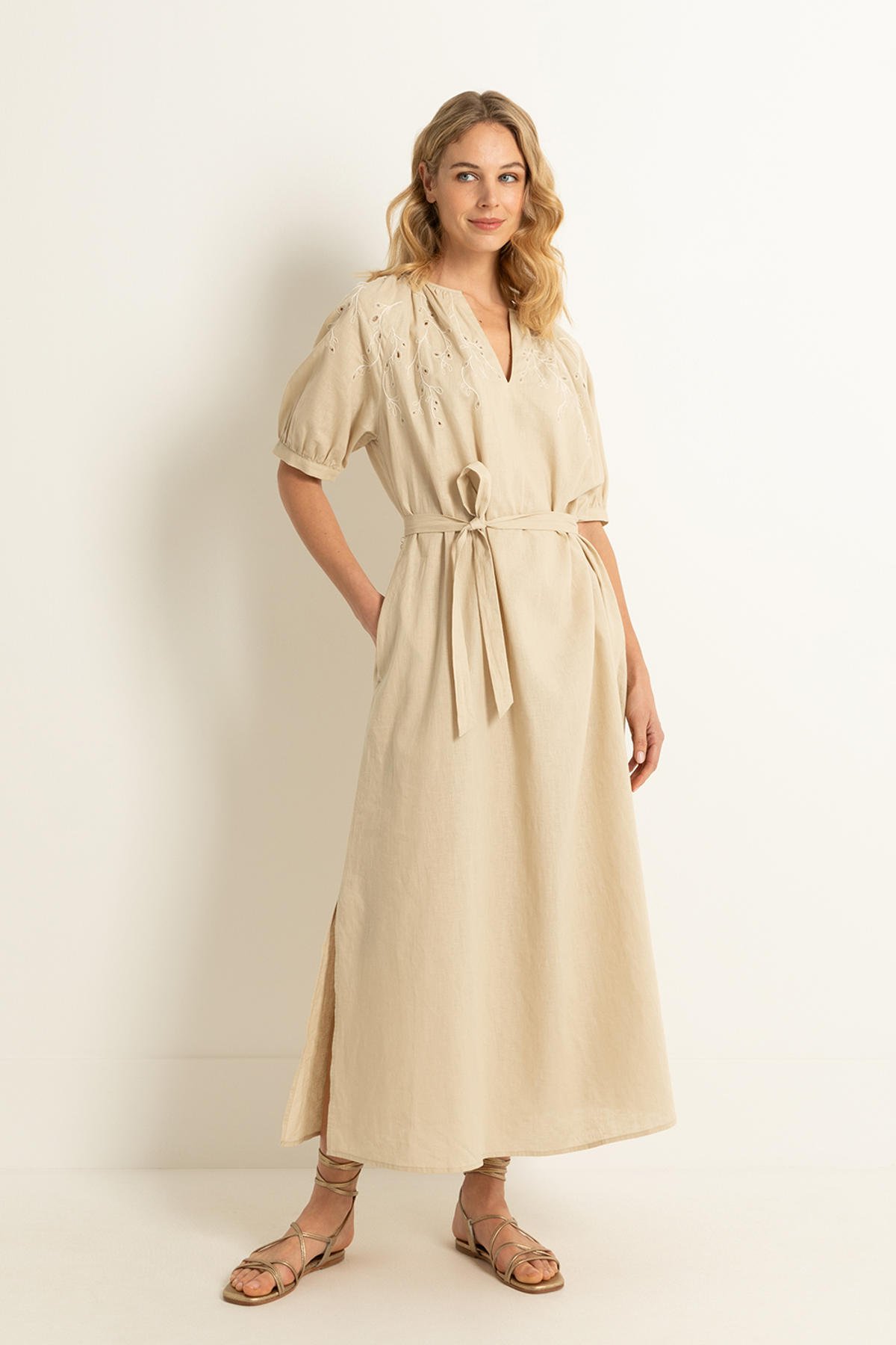 Claudia Sträter linnen maxi jurk broderie zand wehkamp