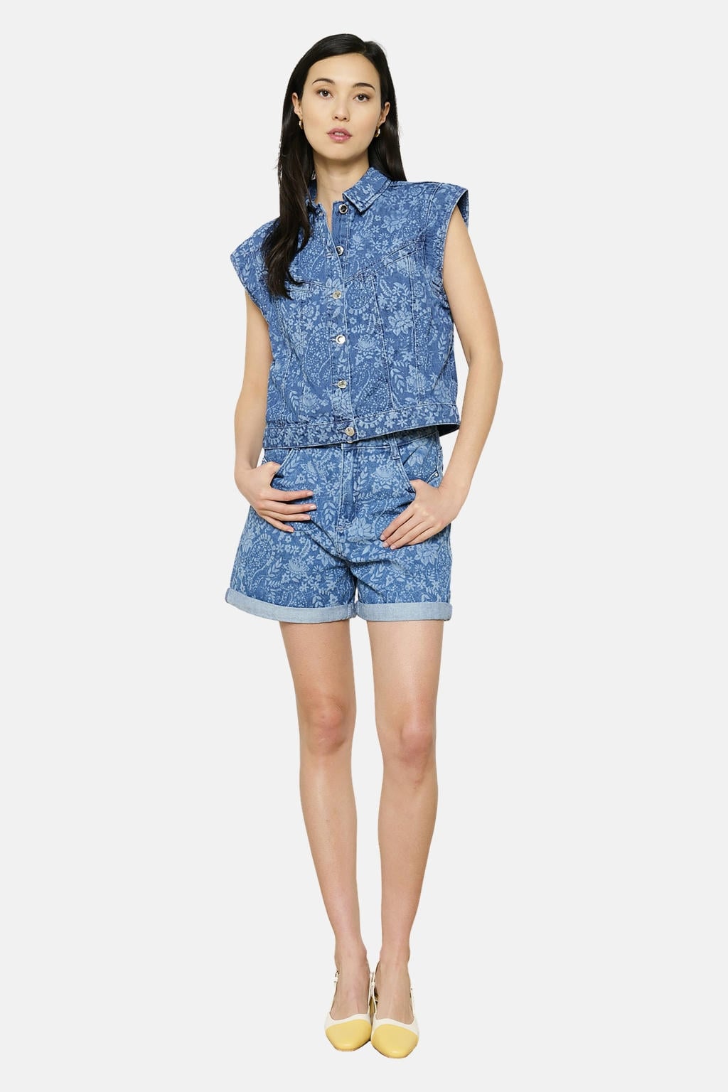 Medium blue denim dames Romy Monteiro x LOLALIZA x Wehkamp gilet van denim met paisley print, klassieke kraag en knoopsluiting