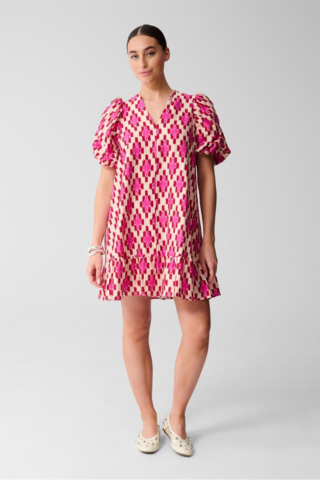 Multikleurige dames Shoeby zomerjurk van viscose met korte mouwen, V-hals en ruches