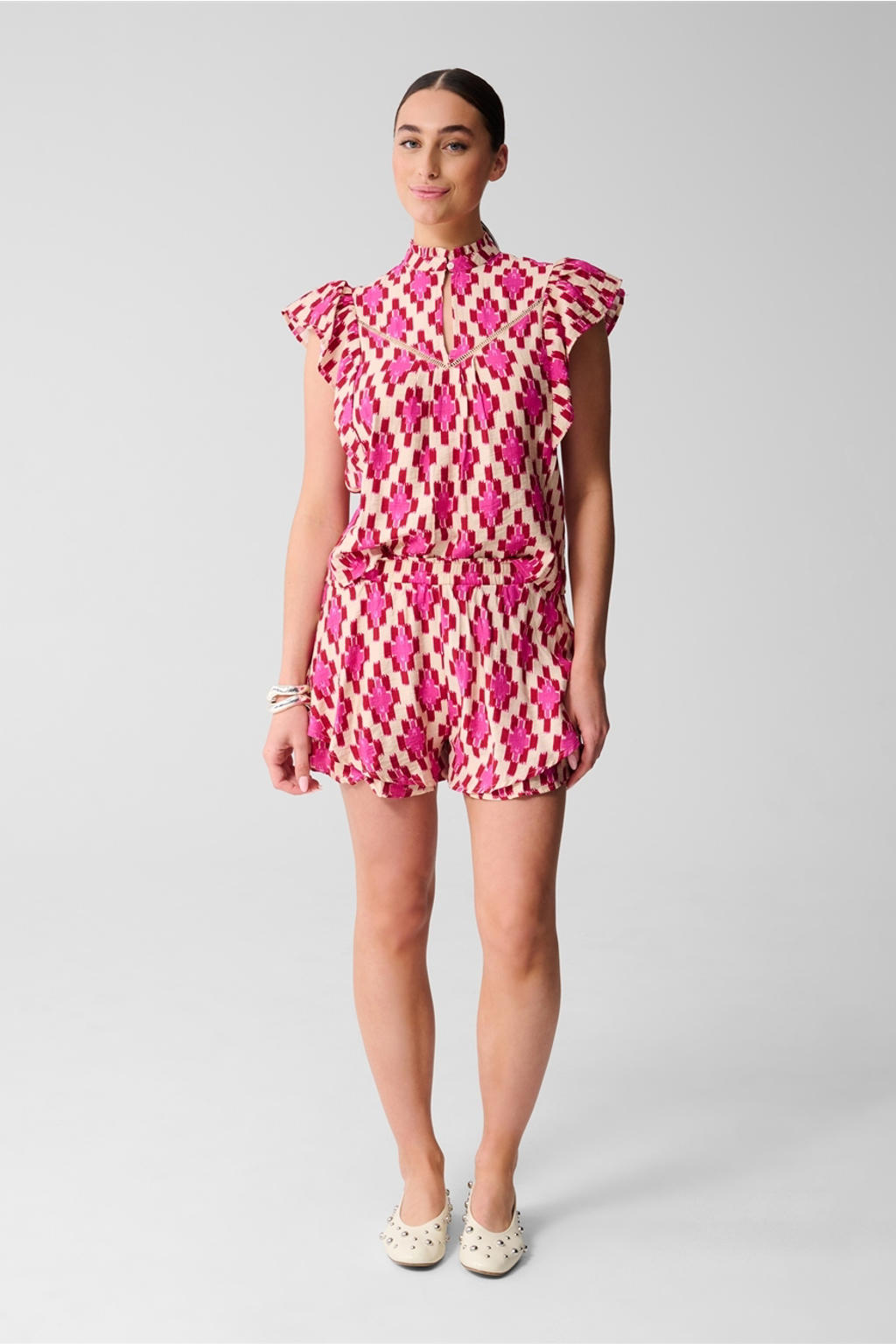 Roze en ecru dames Shoeby blousetop van viscose met korte mouwen, ronde hals, knoopsluiting en ruches
