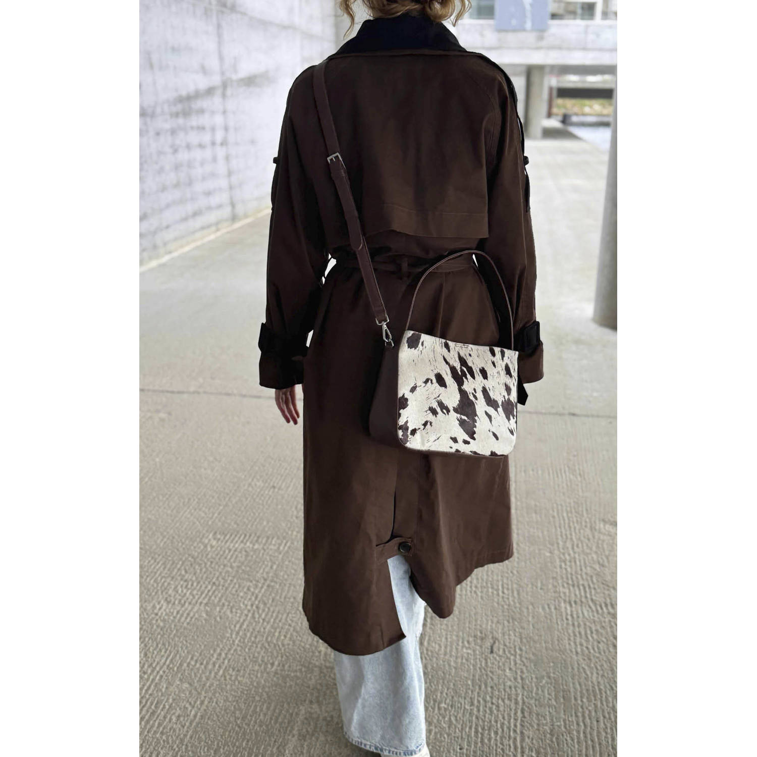 Markberg leren crossbody tas met koeienprint Esa bruin wit