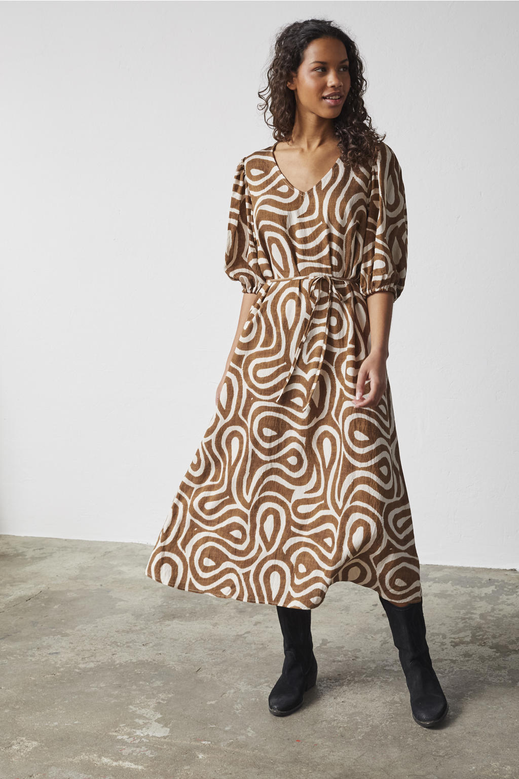 Bruin en ecru dames SisterS Point midi jurk met korte mouwen en V-hals