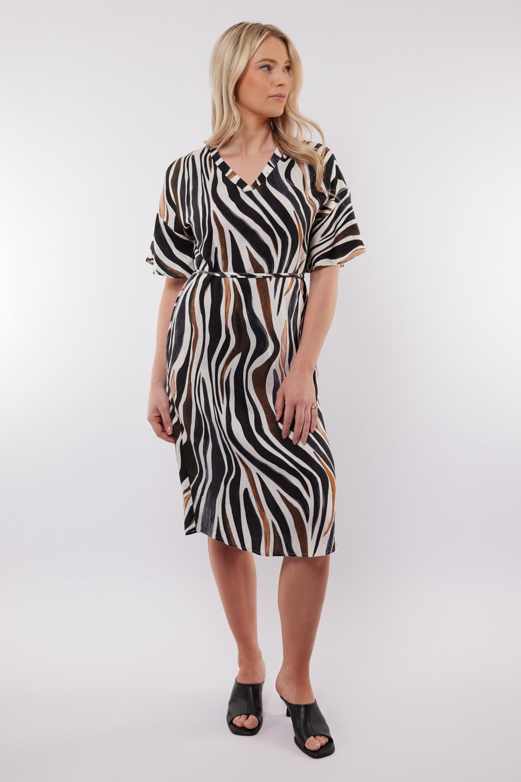 Zwart, bruin en ecru dames CS the Label zomerjurk van viscose met korte mouwen, V-hals en ceintuur