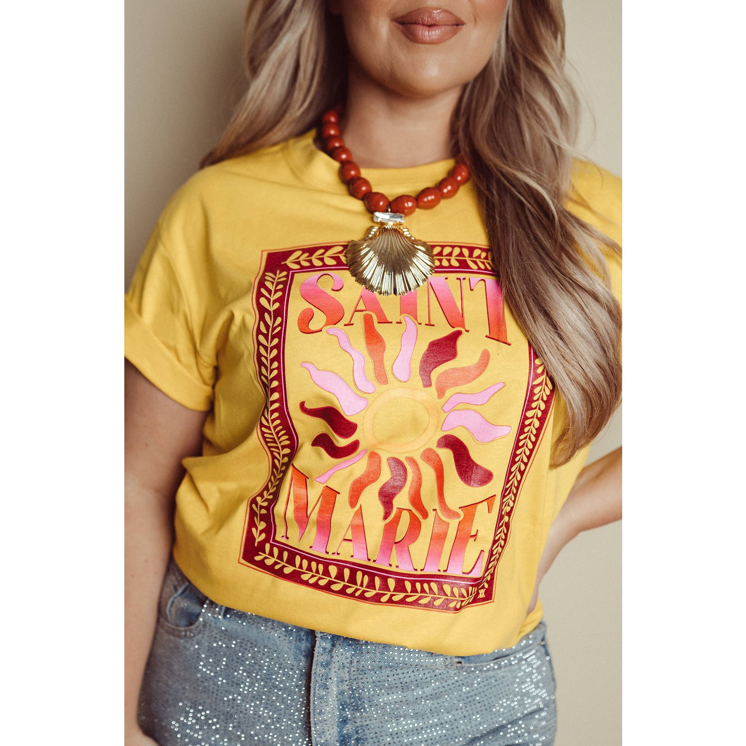 Pinned by K Curve T-shirt geel