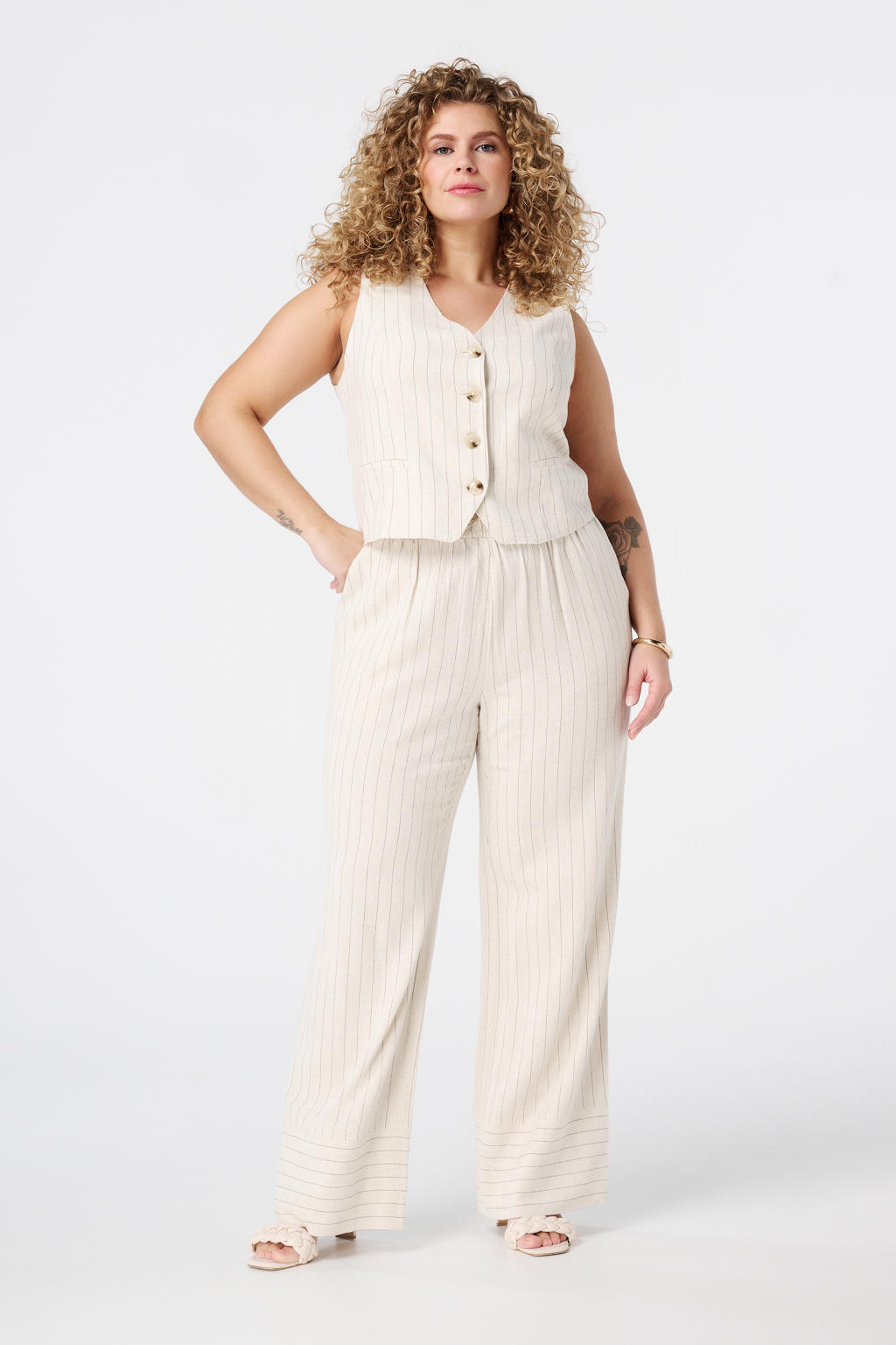 Zandkleurige dames MS Mode gilet van viscose met krijtstreepprint, V-hals en rits- en drukknoopsluiting