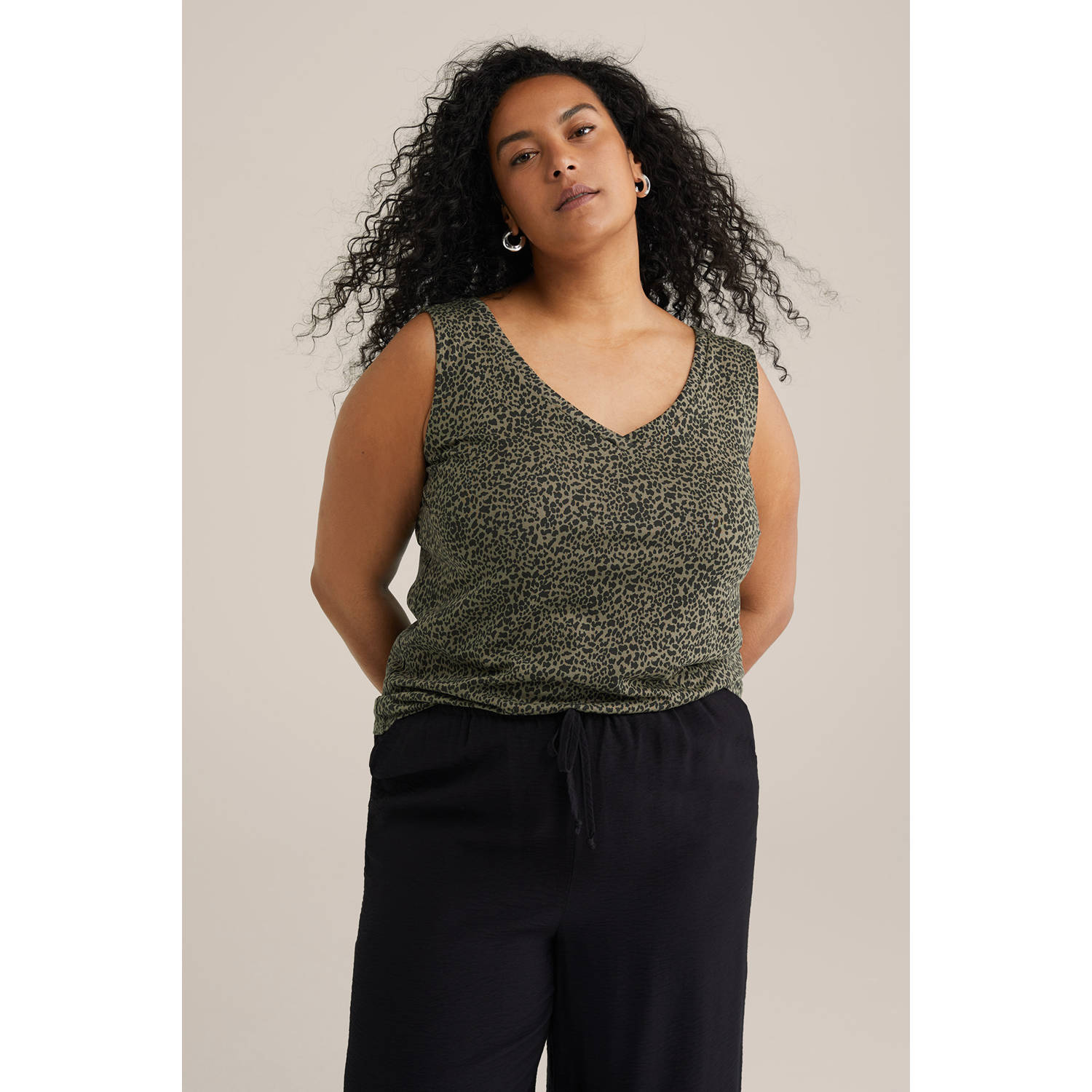 WE Fashion Curve mouwloze top olijfgroen