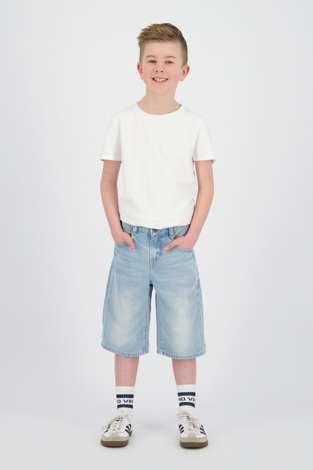Light blue denim jongens Vingino relaxed short van denim met regular waist, rits- en knoopsluiting en effen