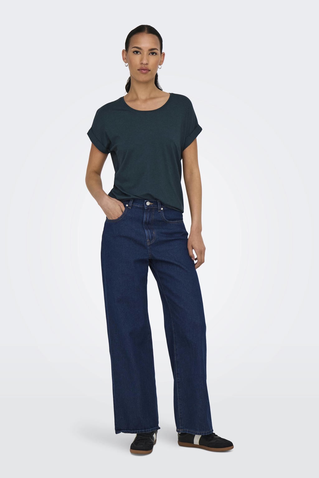 Grijsblauwe dames ONLY T-shirt blauw van viscose met effen, korte mouwen, ronde hals en omslagdetail