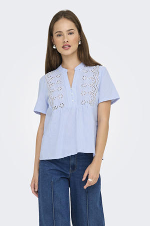 blousetop lichtblauw broderie
