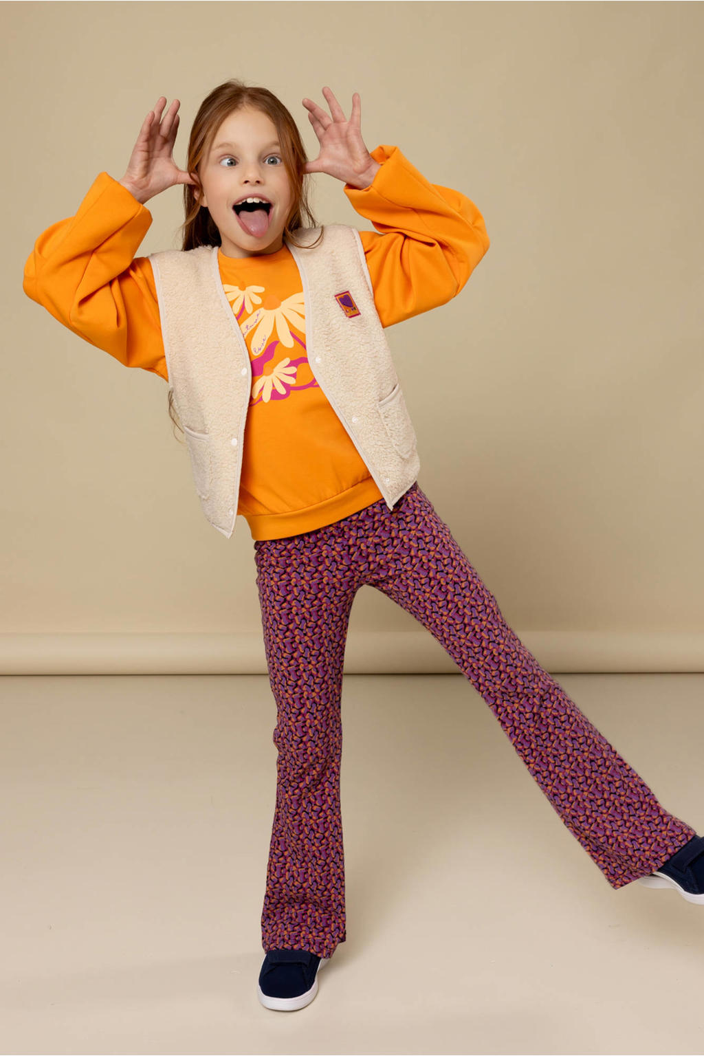 Ecru meisjes LOOXS little teddy gilet met backprint, V-hals en drukknoopsluiting