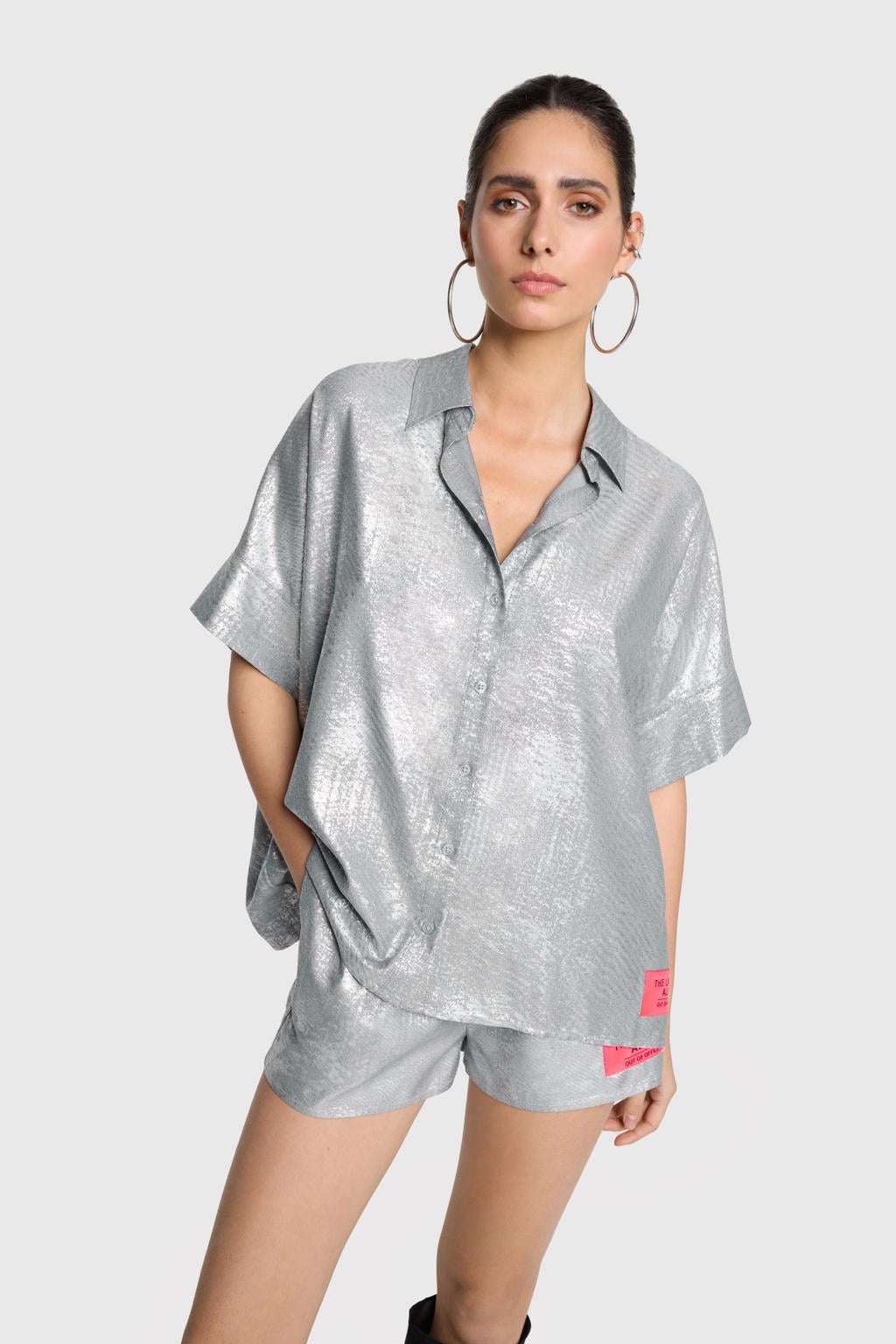Zilverkleurige dames Alix the Label blouse van viscose met effen, korte mouwen, reverskraag, knoopsluiting en glimmend detail