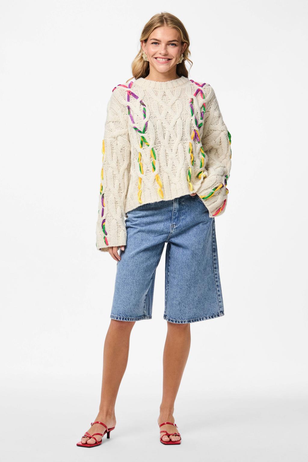 Ecru dames Tessa van Montfoort x PIECES x Wehkamp trui gebreid van acryl met meerkleurige print, lange mouwen en ronde hals