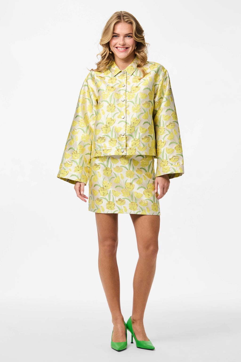 Gele dames Tessa van Montfoort x PIECES x Wehkamp jasje van polyester met bloemenprint, lange mouwen, klassieke kraag en drukknoopsluiting
