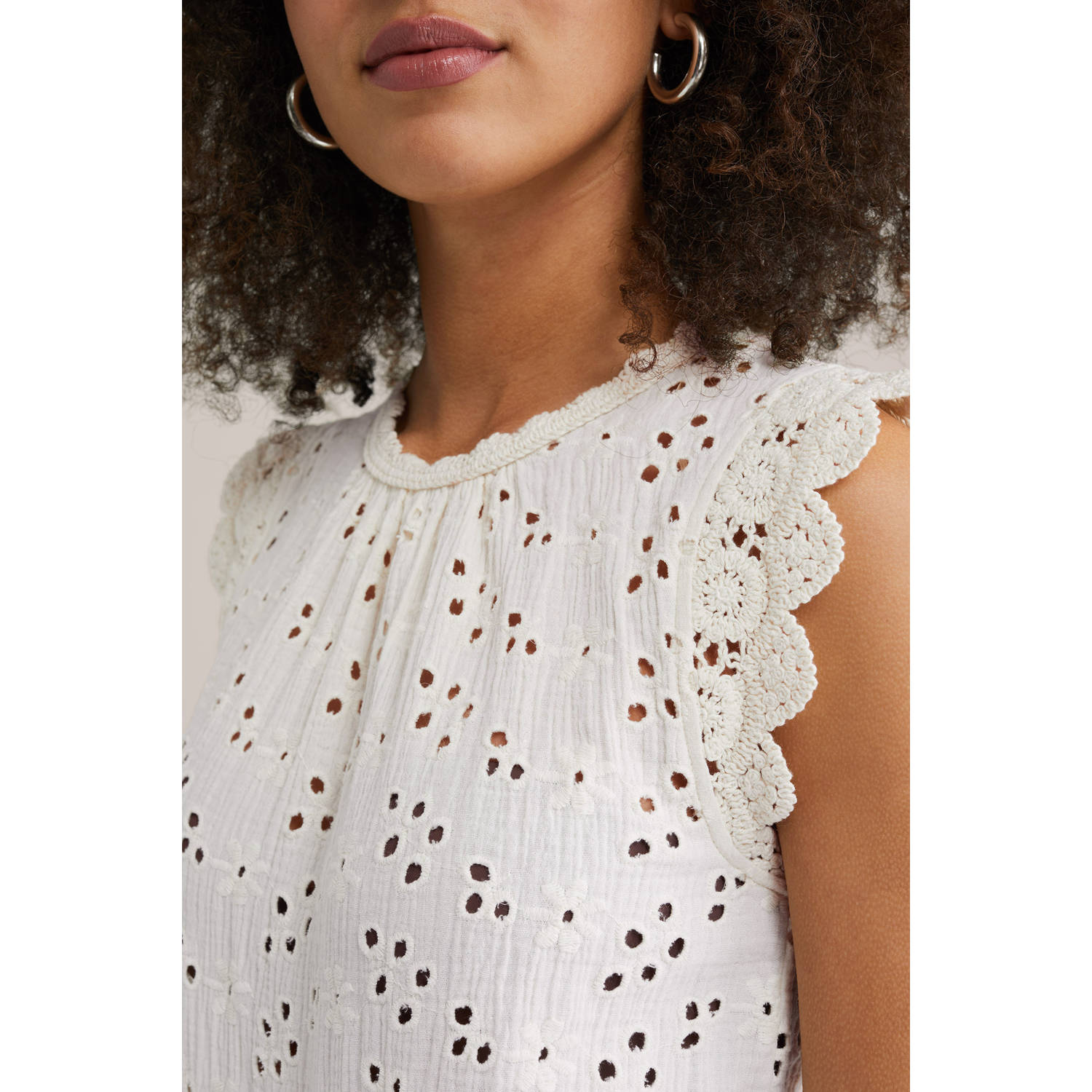 WE Fashion mouwloze top ecru broderie