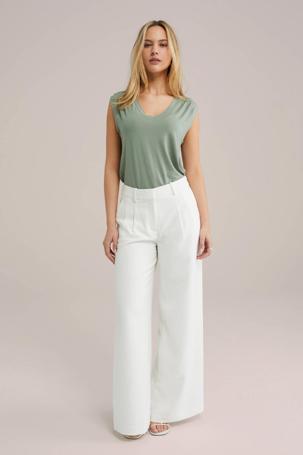 Lichtkaki dames WE Fashion mouwloze top van viscose met effen, V-hals en plooien