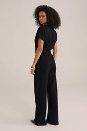 thumbnail: Zwarte dames WE Fashion straight jumpsuit van katoen met effen, korte mouwen, V-hals en ingebreid patroon
