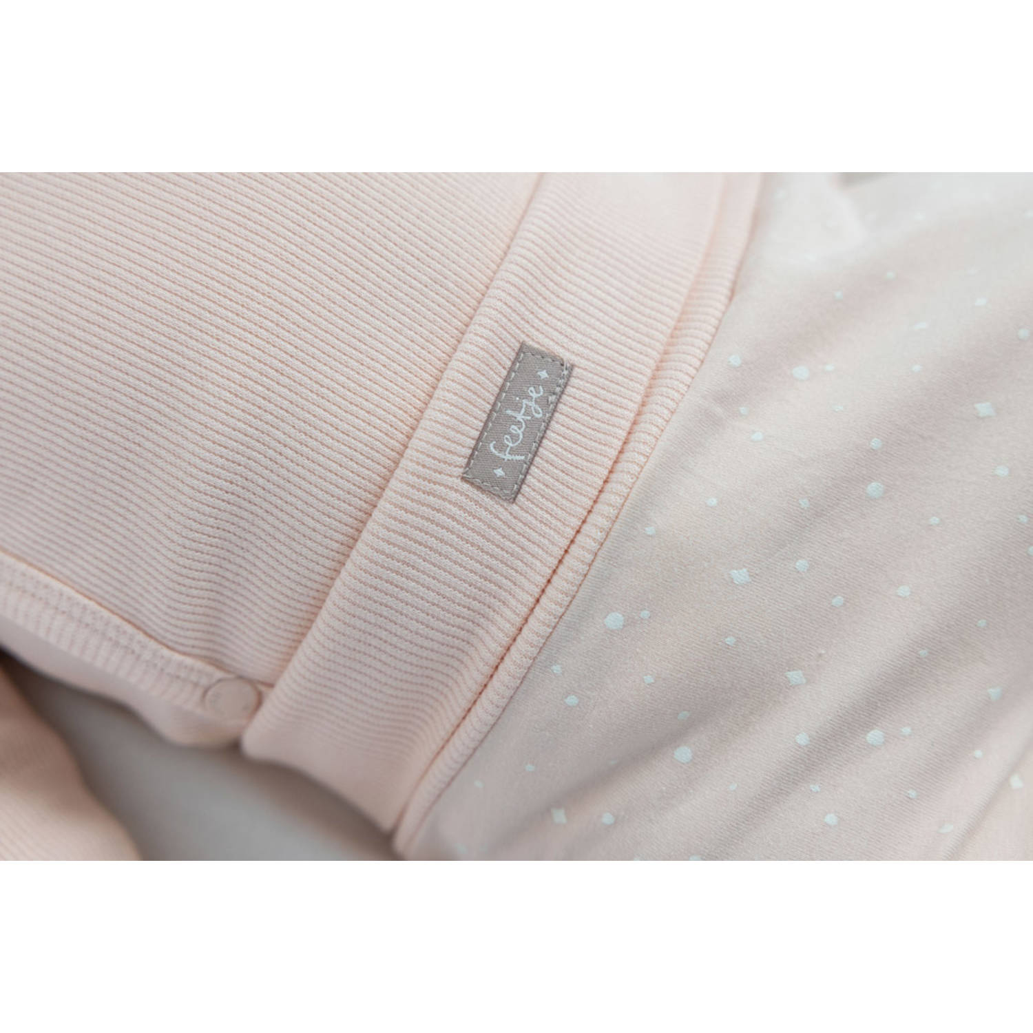 Feetje wikkelromper The Magic is in You roze