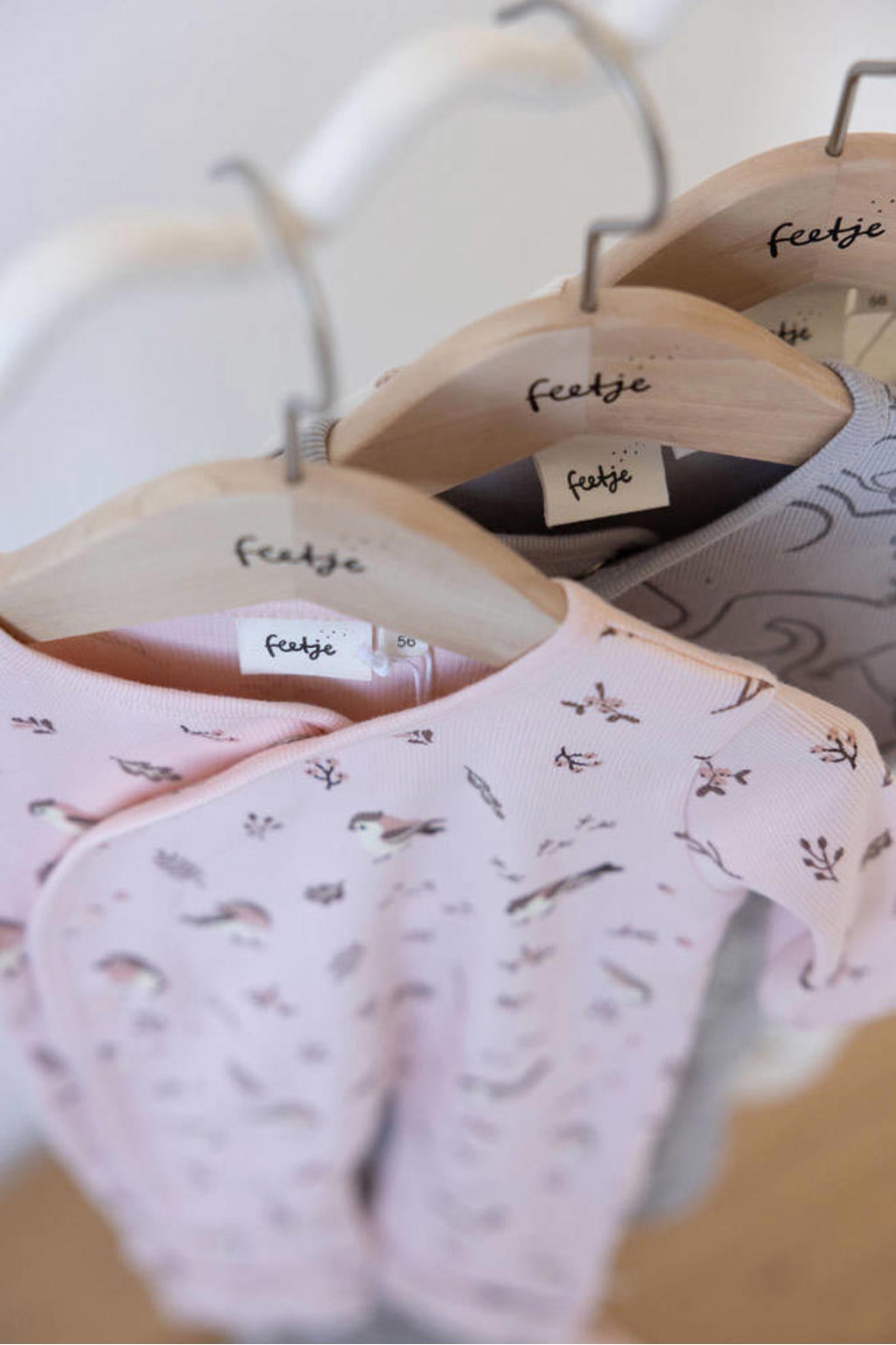 Feetje geschenkset boxpak + muts met all over print roze