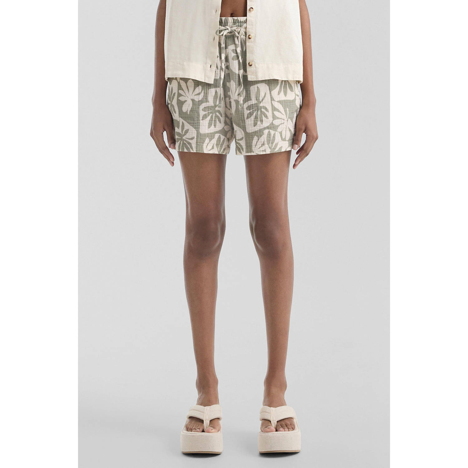 Q S by s.Oliver relaxed regular waist casual short lichtgroen