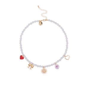 ketting met parels en bedels goudkleurig