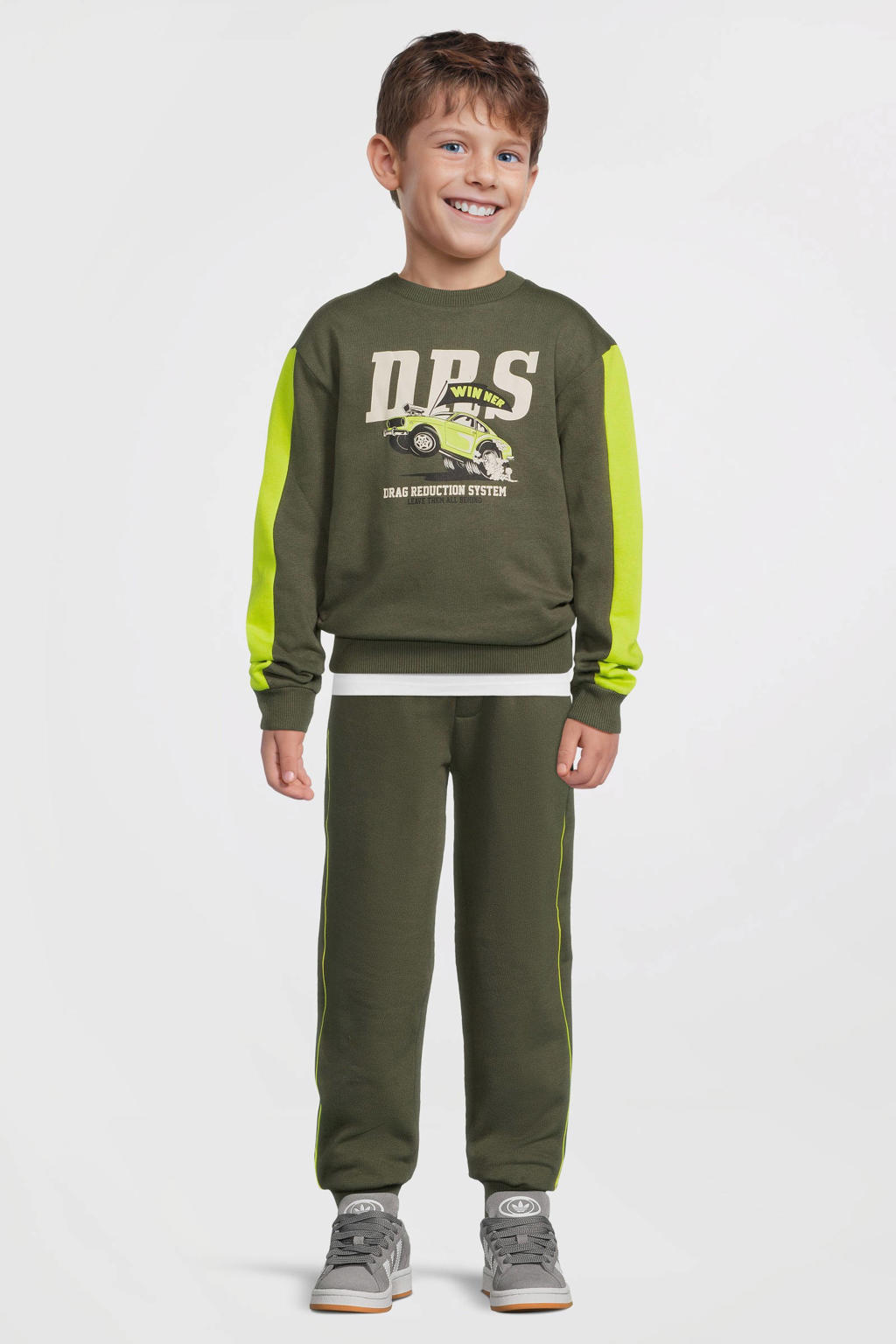 Kakikleurige jongens Orange Stars fleece sweater detail Noud met printopdruk en lange mouwen