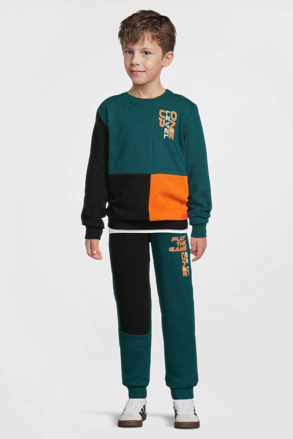 Donkergrenen, zwart en oranje jongens Orange Stars colourblock fleece sweater Chris teal met printopdruk, lange mouwen en ronde hals