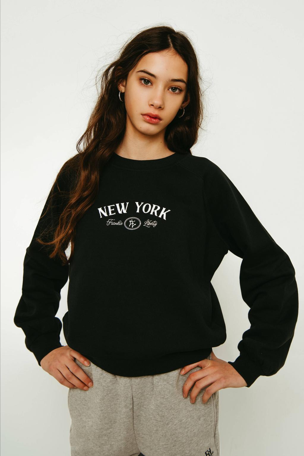 Zwarte meisjes Frankie&Liberty sweater met tekst print, lange mouwen, klassieke kraag en geribde boorden
