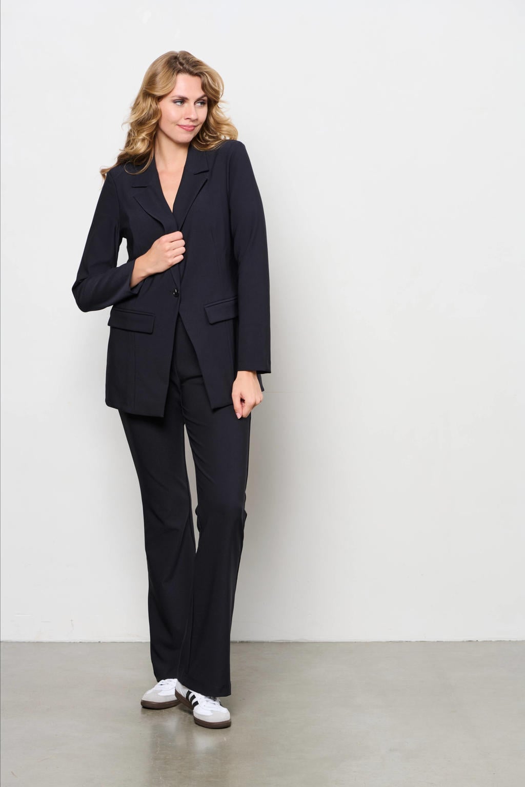 Zwarte dames &Co Woman travelstof straight regular waist pantalon met rits- en knoopsluiting en effen