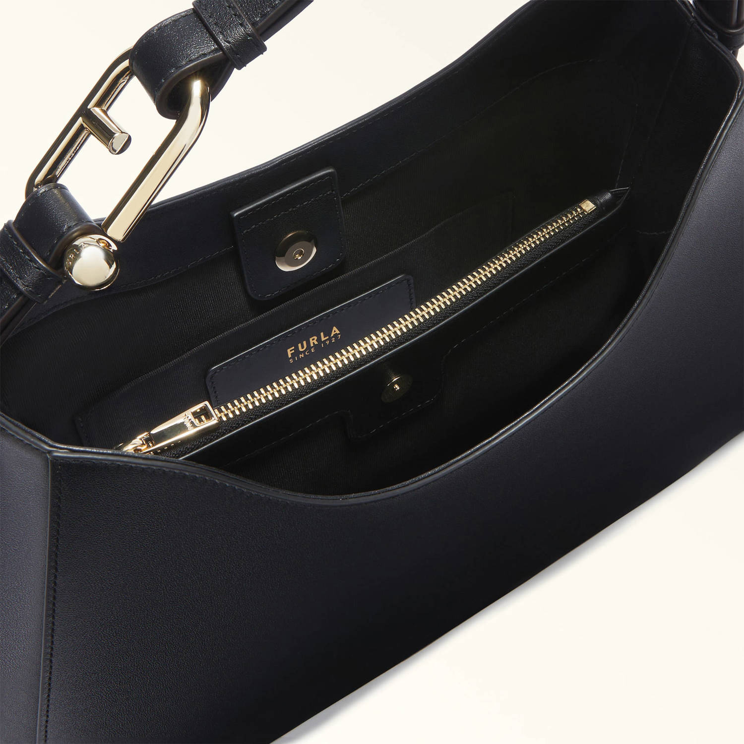 Furla leren schoudertas Nuvola L zwart