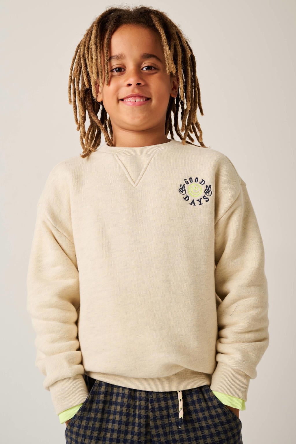 Beige jongens Tumble 'n Dry sweater met backprint, lange mouwen, ronde hals en 3D applicatie