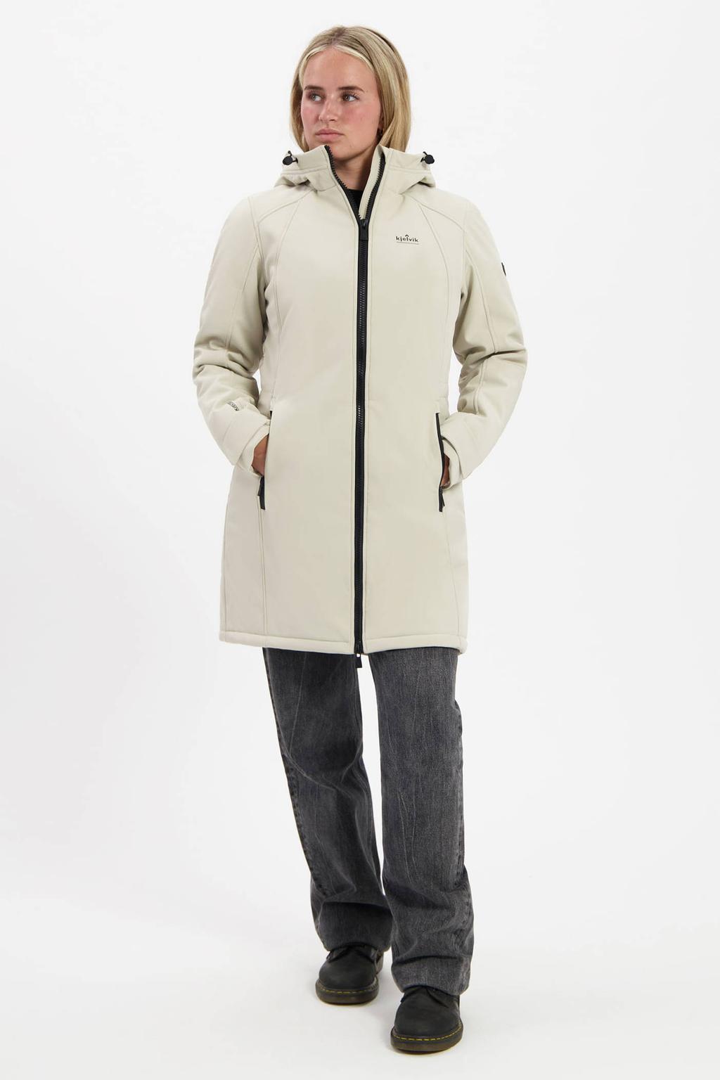 Zandkleurige dames Kjelvik softshell jas Emy van polyester met effen, lange mouwen, capuchon en 2-way rits