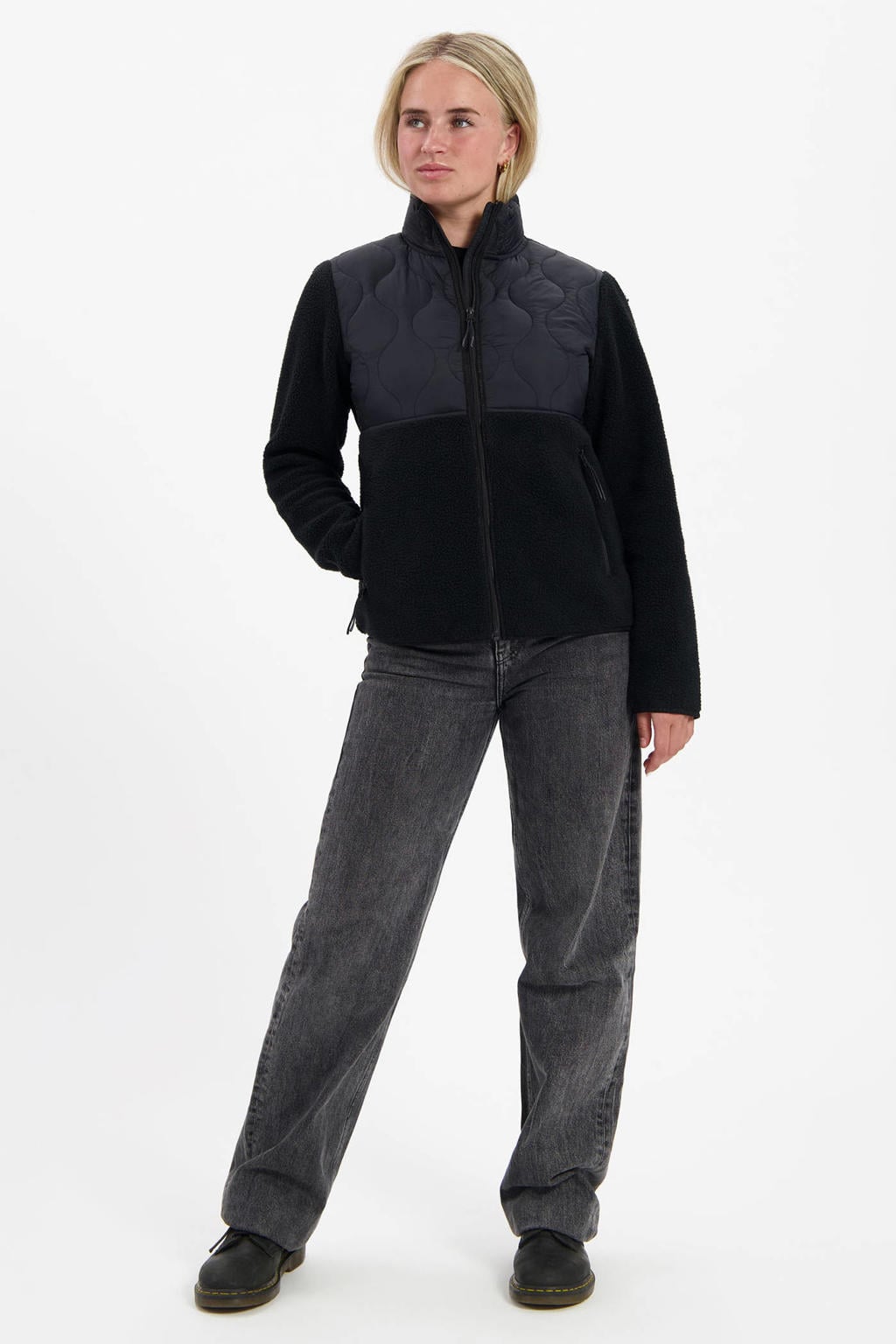 Zwarte dames Kjelvik fleece vest Nowi van teddy materiaal met lange mouwen, opstaande kraag en ritssluiting