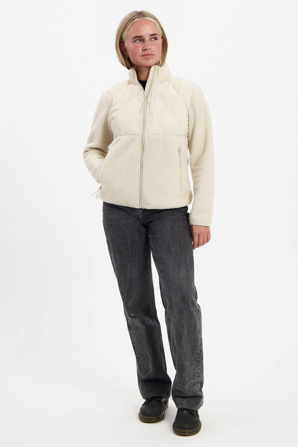 Zandkleurige dames Kjelvik fleece vest Nowi van teddy materiaal met lange mouwen, opstaande kraag en ritssluiting