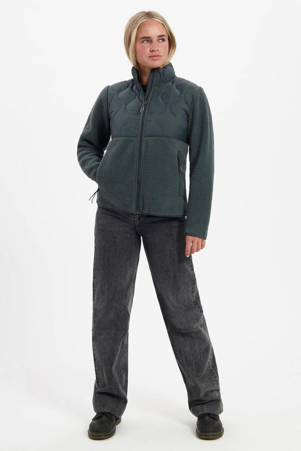 Groene dames Kjelvik fleece vest Nowi van teddy materiaal met lange mouwen, opstaande kraag en ritssluiting