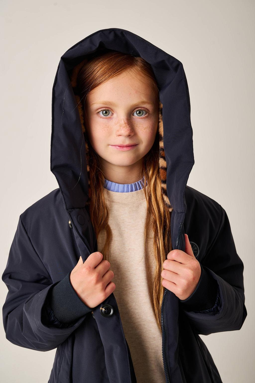 Donkerblauwe meisjes Tumble 'n Dry gewatteerde jas van polyester met lange mouwen en rits- en drukknoopsluiting