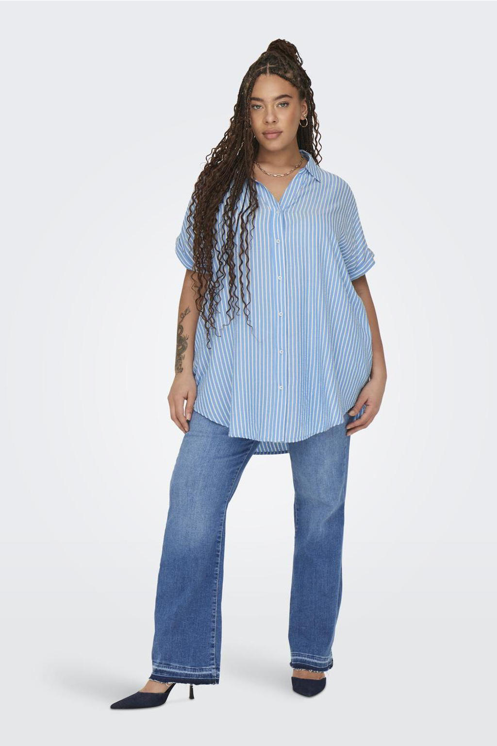 Blauw en witte dames ONLY CARMAKOMA blouse van viscose met strepenprint, korte mouwen, klassieke kraag, knoopsluiting en geweven detail