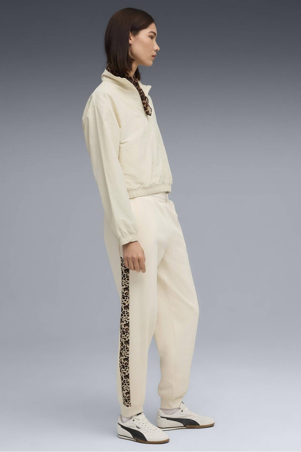 Ecru dames Puma joggingbroek Essentials van katoen met straight fit, regular waist, elastische tailleband en dierenprint