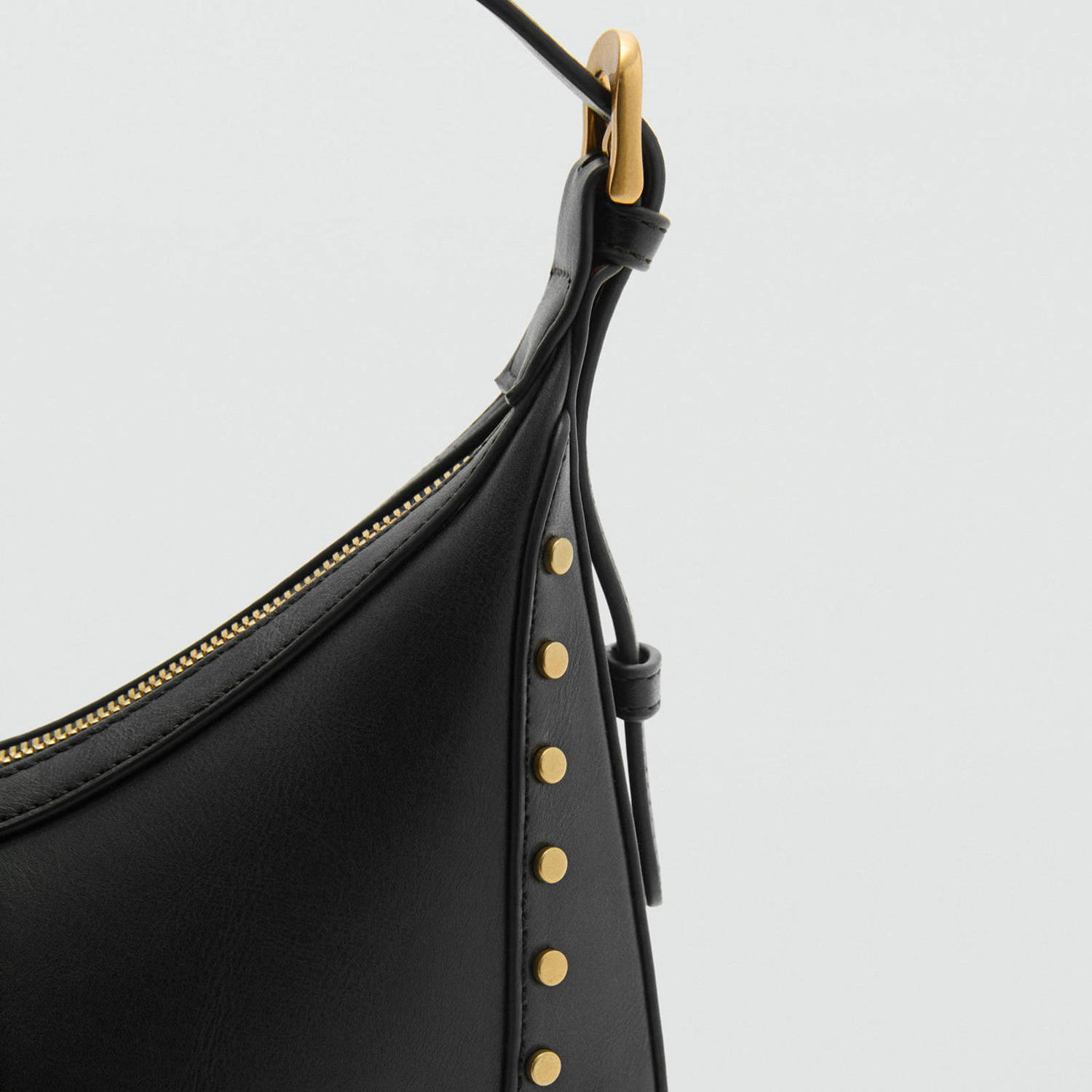 Mango schoudertas met studs zwart