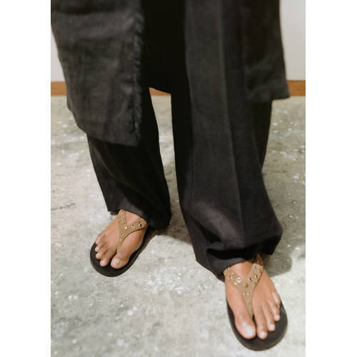 Mango leren slippers met studs beige afbeelding