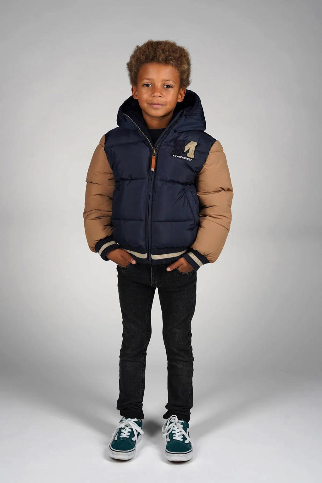 Blauw en camelkleurige jongens Moodstreet gewatteerde jas van polyester met meerkleurige print, lange mouwen, capuchon, ritssluiting en geribde boorden