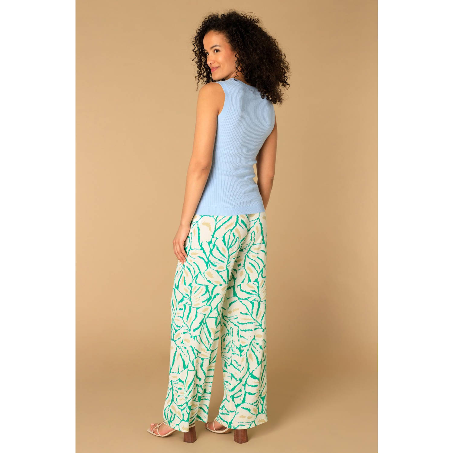 Ivy Beau mouwloze top lichtblauw rib gebreid