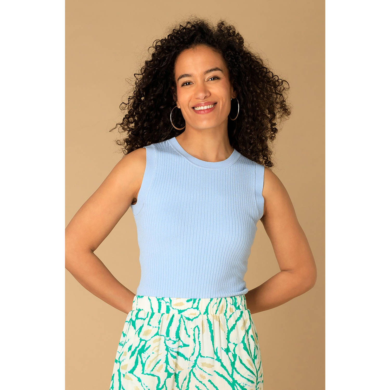 Ivy Beau mouwloze top lichtblauw rib gebreid