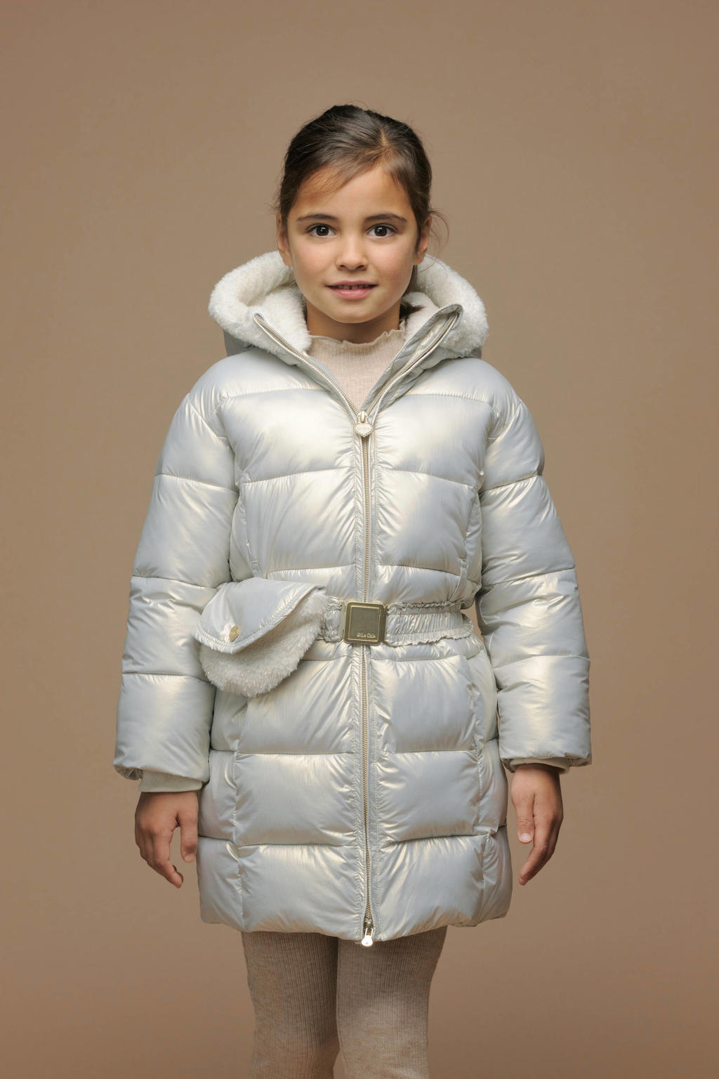 Zilver en witte meisjes Le Chic gewatteerde jas van polyester met lange mouwen, capuchon, ritssluiting en ceintuur