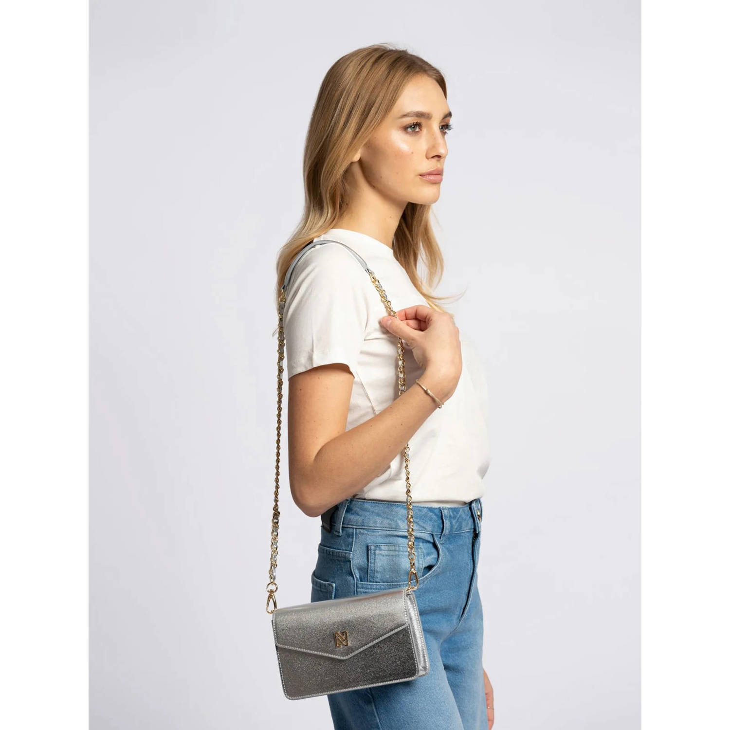 NIKKIE crossbody tas Daxing zilverkleurig