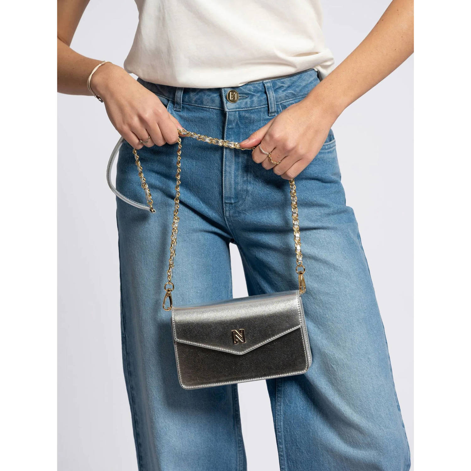NIKKIE crossbody tas Daxing zilverkleurig